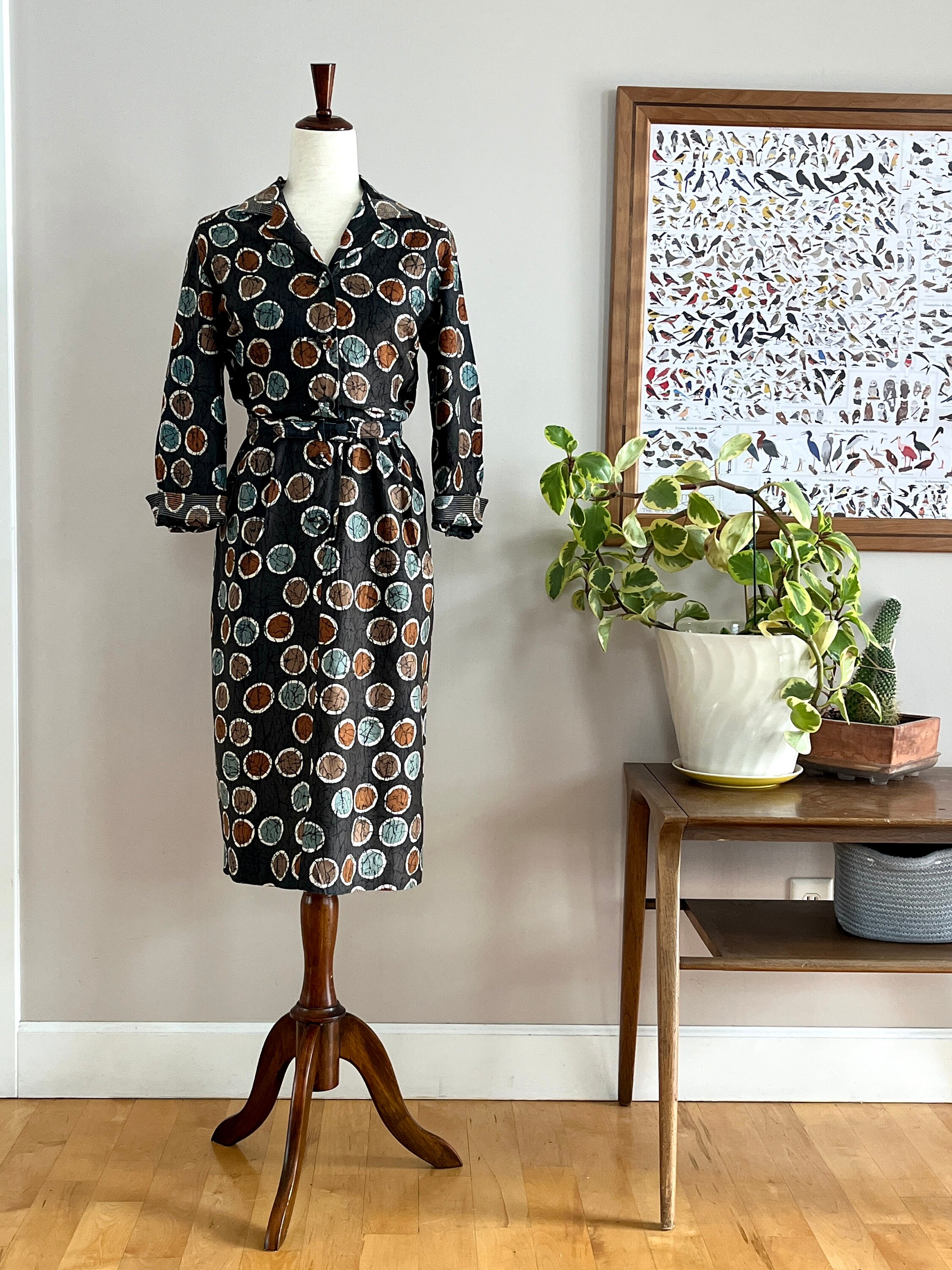 cotton wiggle dress 1950's print abstract polka dot, covered buttons, stripe stitch on collar and pointed sleeve cuffs excellent condition M Polka dots Beyonce Black and White balletkleding 36.5 26 Option:20/BX | Size : 9 mm Diameter x 6