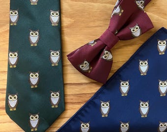 刺繍入りフクロウネクタイ、ポケットチーフ、蝶ネクタイ、ネイビー＆グリーンバーガンディのオプション