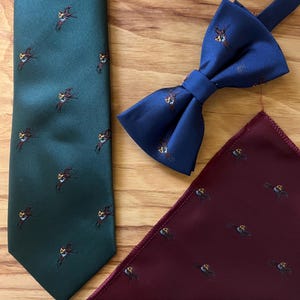Cravate brodée Horse & Jockey, Pochette de costume, Nœud papillon, Bleu marine, Vert, Options bordeaux