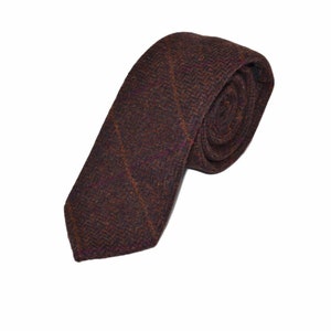 Könnte beinhalten: Eine braune und orangefarbene Krawatte aus Tweed-Stoff.