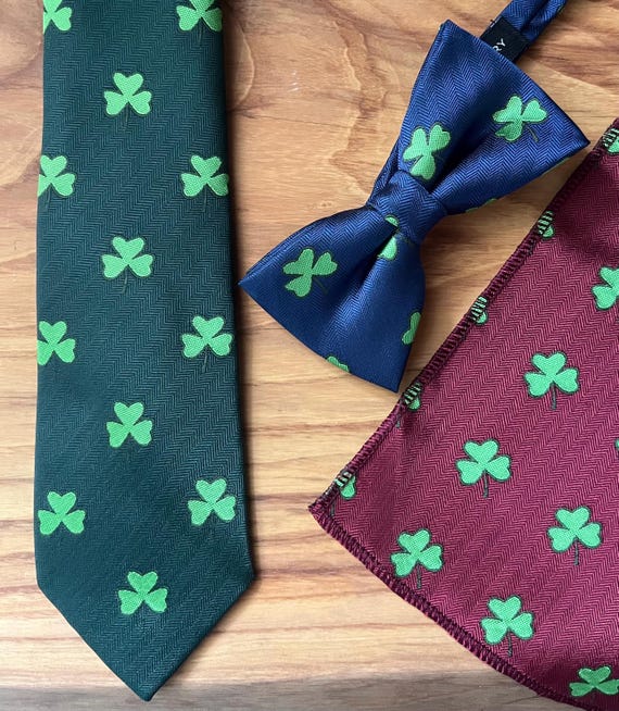 Corbata, pañuelo de bolsillo y pajarita con bordado de trébol (en