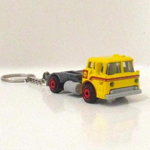 1965 Ford C900 TRUCK YELLOW SHELL keychain,