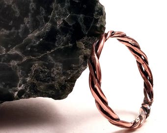 Anello in rame intrecciato: fascia intrecciata rustica