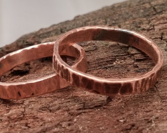 Sottile fascia in rame anticato da 3 mm con trama martellata naturale