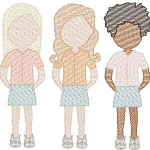 Puede incluir: Cinco figuras bordadas de personas de pie en fila. Las figuras llevan todas camisas de manga corta y faldas. Las figuras tienen diferentes colores de pelo y tonos de piel.