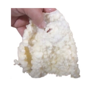 Kefiran 1 cucharada completa de kéfir de leche en hoja plana. Rinde 24 oz de kéfir al día