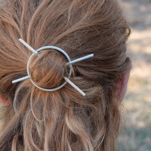 Silver circle hair barrette with 2 silver sticks