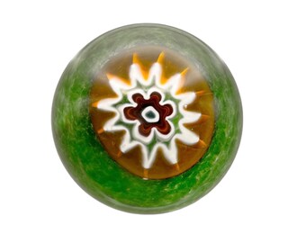 Presse-papiers Murano avec millefiore brun centré/fleur sur un jaune d'oeuf jaune sur un intérieur en verre vert tacheté ressemblant à de la pelouse, AUTOCOLLANT ORIGINAL