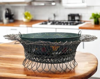 Tole-Pflanzgefäß, antiker französischer Übertopf | Drahtgittergestell | Lackiertes, emailliertes Metall | 58 cm (23 Zoll) Blumendekor