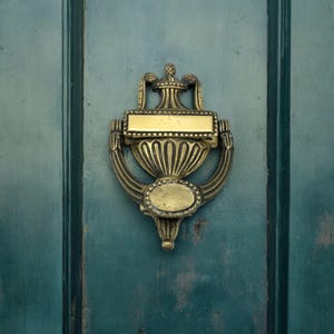 Door knocker, Rare Vintage Brass Hand Neoclassical-Style to welcome guests into your home | Decorative Urn-inspired silhouett | Laural Lever