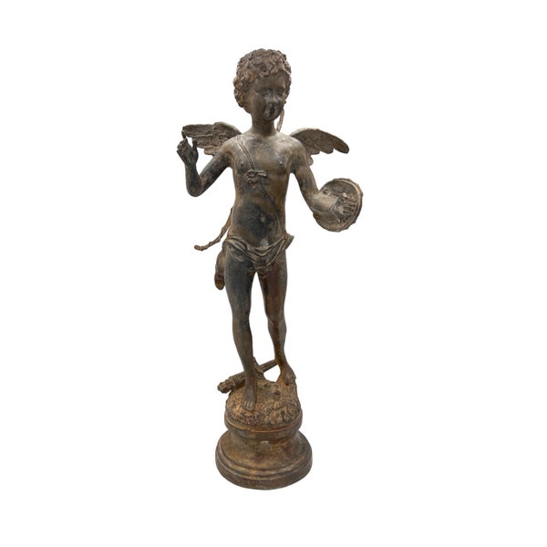 Amor, nackter geflügelter Cherub-Engel, heidnische Bronzestatue mit Bogen an der Hüfte und Schild am Unterarm, die auf einem Hügel mit Füßen neben einem Köcher mit Pfeilen landet