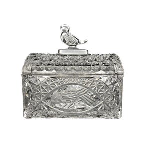 The Byrdes Collection by Hofbauer features a stylish Large Crystal Box with a Lid, adorned with a Bird-Shaped finial. Crafted in Germany