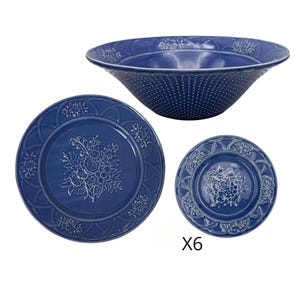 ブルーのBORDALLO PINHEIROサラダプレート、エンボス加工の花とアーク格子、2008年頃に製造中止、非常に良い状態