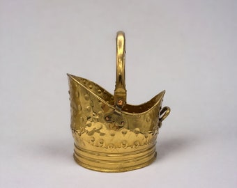 Vintage Hammered Coal Scuttle Stamped made in England / Coal bucket Brass Planter