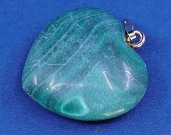 Vintage (520211) Sterling silver handmade pendant, solid 925 silver with heart shaped malachite stone, stamped 925