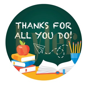 Op de afbeelding: Een groen schoolbord met de tekst "THANKS FOR ALL YOU DO!" geschreven met witte krijt. Onder het schoolbord bevinden zich op een geel oppervlak schoolspullen, waaronder een stapel boeken, een rode appel, een papieren vliegtuigje en een blauwe beker met potloden.