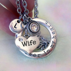 Collar para esposa, "Por siempre en mi corazón", personalizado con dije de letra y cristal de piedra de nacimiento, regalo para esposa, cumpleaños de esposa, regalo especial para esposa.