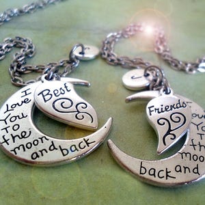 Collares para mejores amigas: juego de 2. Te amo hasta la luna y de regreso. Personalizado con dijes de letras. Regalo de cumpleaños para mejor amiga o mejor amiga.