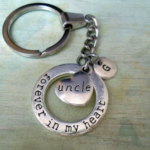 Llavero de tío, "Por siempre en mi corazón", regalo para tío, dije personalizado con la letra "w" a elegir, corazón de tío grabado, cumpleaños especial para tío.