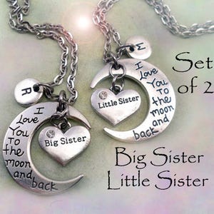 Conjunto de 2 para hermana mayor y hermana menor: Te amo hasta la luna y de regreso. Collares personalizados con letras W para hermana mayor y hermana menor. Regalos para hermanas.