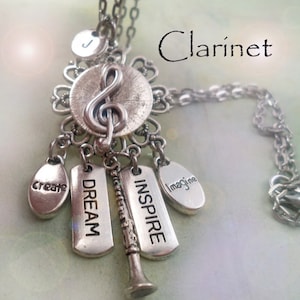 Collar de clarinete con dije de letra a elegir, regalo de cumpleaños, regalo para clarinetistas. ¡Me encantan los clarinetes! Sueña, inspira, crea, imagina.