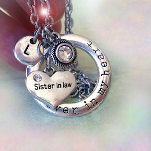 Collar para cuñada, "Por siempre en mi corazón", personalizado con dije de letra y cristal de piedra de nacimiento, regalo para cuñada.