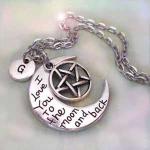 Collar de pentáculo, Te amo hasta la luna y de regreso, dije personalizado con letra W a tu elección, Pentagrama, Protección de pentáculo, Regalo Wiccan
