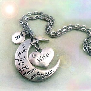 Collar para esposa, te amo hasta la luna y de regreso. Dije personalizado con la letra W de tu elección. Regalo para esposa, cumpleaños de esposa, regalo especial para esposa.