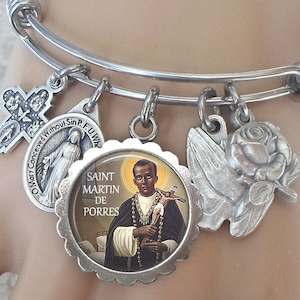 Pulsera de San Martín de Porres, santo patrono de la armonía racial, las personas de color, las personas mestizas, los pobres, la salud pública y la educación.