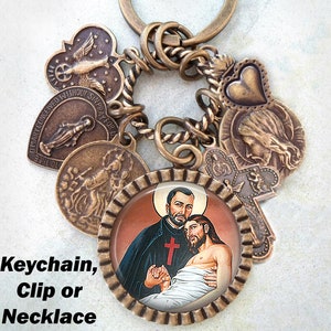 Llavero, clip o collar de San Camilo de Lelis, patrón de los profesionales de la salud, enfermeras y médicos. Regalo de confirmación, joyería católica.