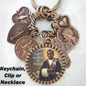 Collar, llavero o broche de San Martín de Porres, santo patrono de la armonía racial, las personas de color, las personas mestizas, los pobres y la educación.