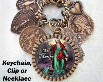 Portachiavi, clip o collana di Santa Marta di Betania, patrona delle casalinghe, degli albergatori, dei cuochi, dei viaggiatori, dei dietologi, dei camerieri, delle lavandaie