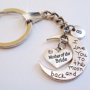 Llavero o tirador de cremallera con la letra "Te amo hasta la luna y de regreso" de la madre de la novia, hecho a mano con amor.