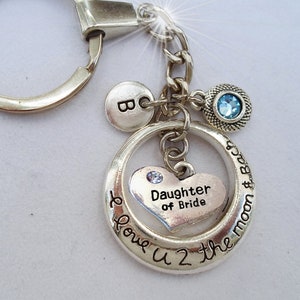 Llavero o tirador de cremallera con dije de letra y cristal de piedra de nacimiento, hija de la novia, te amo a la luna y de regreso, hecho a mano con amor