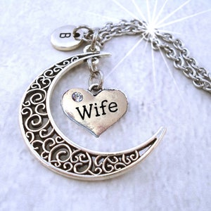 Collar de luna creciente con filigrana para esposa con dije de letra a elegir, regalo especial para esposa, regalo de cumpleaños para esposa, collar para esposa, "Amo a mi esposa"
