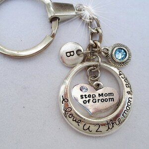 Llavero o tirador de cremallera con dije de letra y cristal de piedra de nacimiento "Te amo 2 the Moon and Back" de madrastra del novio, hecho a mano con amor.
