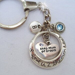 Llavero o tirador de cremallera con dije de letra y cristal de piedra de nacimiento para madrastra del novio "Te amo 2 the Moon and Back", hecho a mano con amor