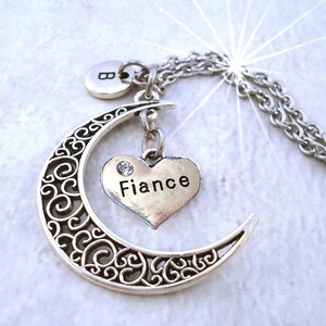 Collar de luna creciente con filigrana para prometido con dije de letra a elegir, regalo para prometido, cumpleaños de prometido, regalo para mujer, te amo