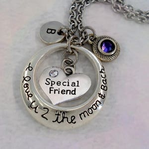 Collar con la letra "I Love U 2 The Moon and Back" y una piedra de nacimiento brillante de tu elección. ¡Hecho a mano con amor!