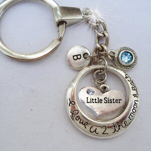 Llavero o clip para bolso "Te amo hermana pequeña, 2 de la luna y de regreso" con cristal de piedra de nacimiento y dije de letra, regalo para hermana pequeña