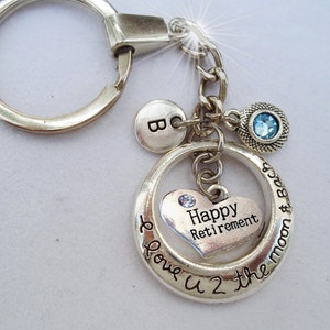 Llavero o tirador de cremallera "Feliz jubilación, te amo, 2 de la luna y más allá", con cristal de piedra de nacimiento y dije de letra, regalo de jubilación.