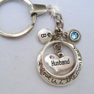 Llavero o tirador de cremallera con forma de marido, te amo, la luna y más allá, con cristal de piedra de nacimiento y dije de letra, hecho a mano con amor.
