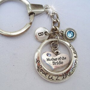 Llavero o tirador de cremallera "Madre de la Novia Te Amo 2 la Luna y Más Allá" con dije de cristal y letra de piedra de nacimiento, hecho a mano con amor.