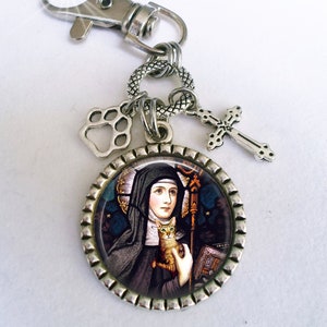 Sint-Gertrude, patroonheilige van katten sleutelhanger of ritssluiting met kruis en pootbedels, Sint-Gertrude met kat in een glas-in-loodstijl zipper pull