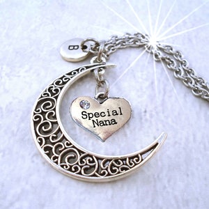 Collar especial de luna creciente con filigrana de Nana y dije de letra a elegir. Regalo para Nana, regalo para abuela, regalo para mujer, cumpleaños de Nana, "Te amo Nana".
