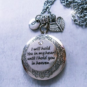 Te sostendré en mi corazón hasta que te sostenga en el cielo. Medallón conmemorativo con dije de letra, recuerdo de duelo, llavero disponible.