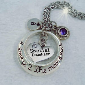 Collar especial para hija: Te amo hasta la luna y de regreso, con dije de letra y cristal de piedra de nacimiento. Regalo para hija: Te amo hasta la luna y de regreso.