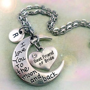 Collar "Te amo hasta la luna y de regreso" para la mejor amiga de la novia. Dije personalizado con la letra W de tu elección. Regalo para la mejor amiga de la novia.