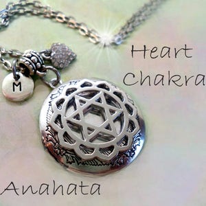 Medallón del chakra del corazón Anahata con amuleto de corazón y letra, Lord Aadi Shakti, cuarto chakra, transformación de belleza, amor y compasión, ¡hecho con amor!