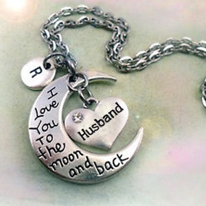 Collar "Te amo hasta la luna y de regreso" personalizado con el dije de letra de tu elección, regalo de cumpleaños para el esposo, aniversario